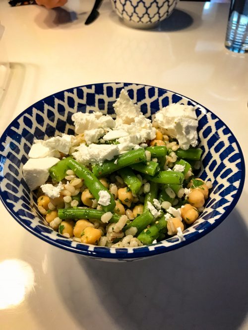 Gerstsalade met kikkererwten en sperziebonen